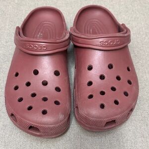 CROCS Men’s Classic Clog in Burgundy size 12